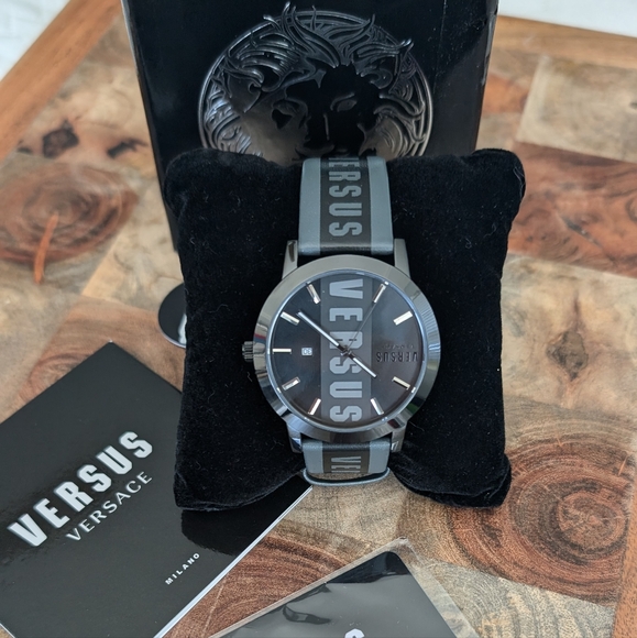 Versace Versus Barbes 44mm Ardillon Buckle Water Resistant Watch New in Box❤️ - Picture 1 of 8